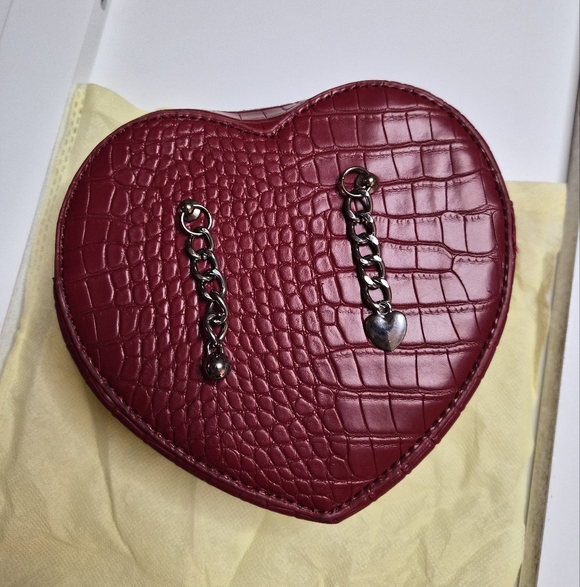 Elegant Heart-Shaped Crossbody Bag in Red - Picture 3 of 8